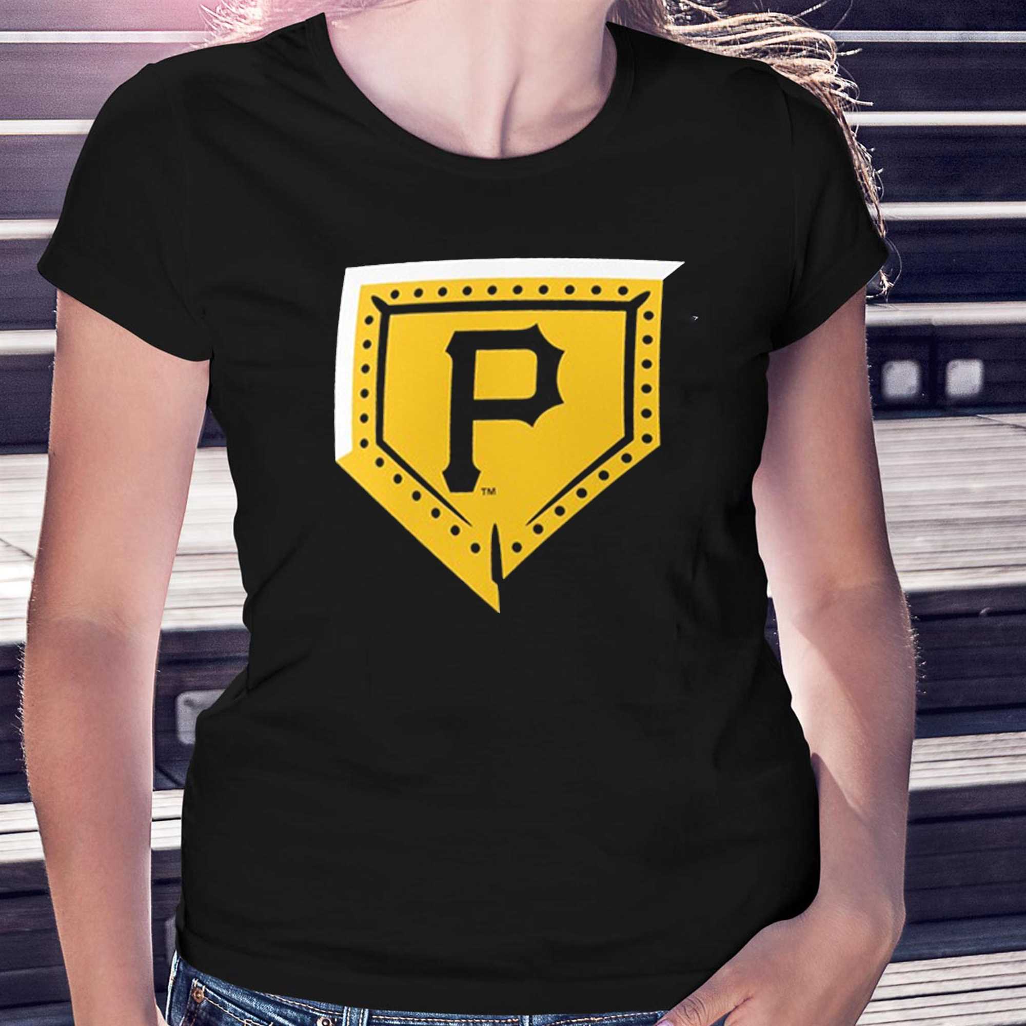 Pittsburgh Pirates Fanatics Branded Women's Logo Fitted T-Shirt