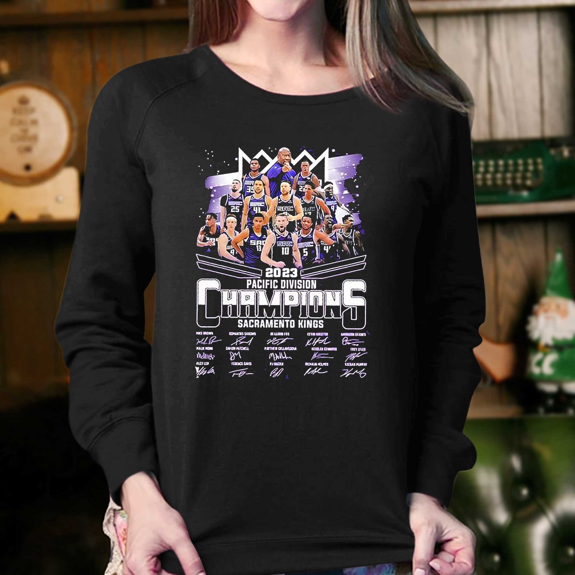 https://shibtee.com/wp-content/uploads/2023/04/sacramento-kings-team-2023-pacific-division-champions-signatures-shirt-4.jpg